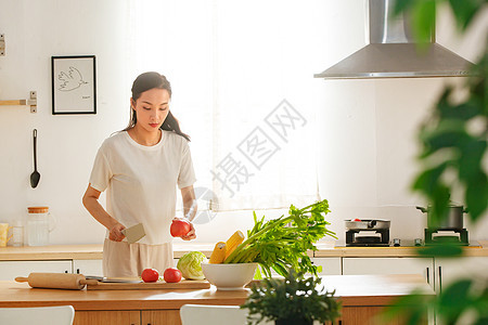 青年女人在厨房里做饭图片