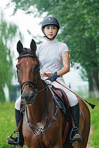 户外骑马的年轻女孩图片