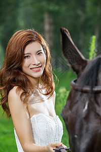 户外牵着马的漂亮青年女人图片