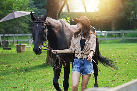 孤独牵马图片_孤独牵马素材_孤独牵马高清图片_摄图网图片下载_第2页