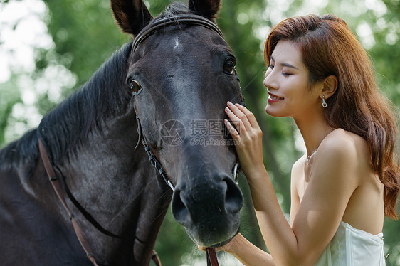 户外漂亮的青年女人爱抚马特写图片