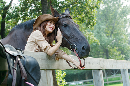 青年女人和马享受幸福时光图片