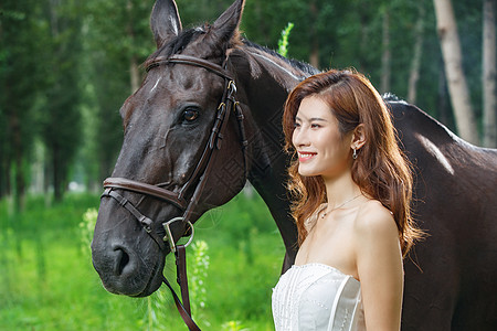 户外骏马和漂亮的青年女人图片