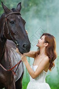 漂亮的年轻女人和马图片