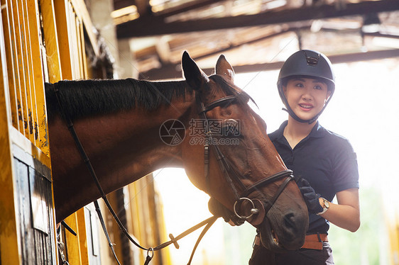 马厩里的马和漂亮的年轻女人图片