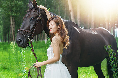 牵着马的漂亮青年女人图片