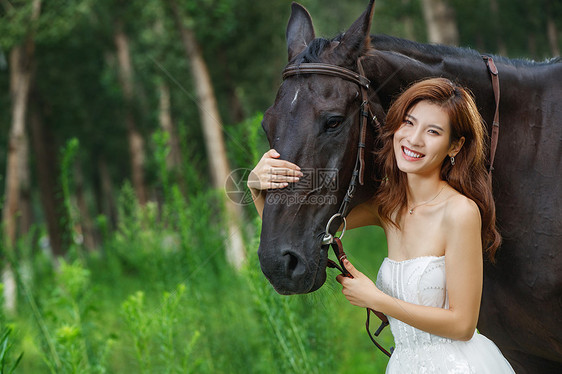 搂着马儿的漂亮青年女人图片