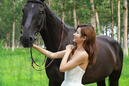 骏马和穿着婚纱的漂亮年轻女人图片