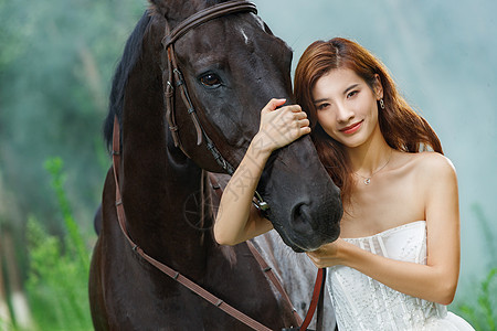 搂着马的漂亮年轻女人图片