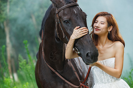 搂着马儿的漂亮青年女人图片