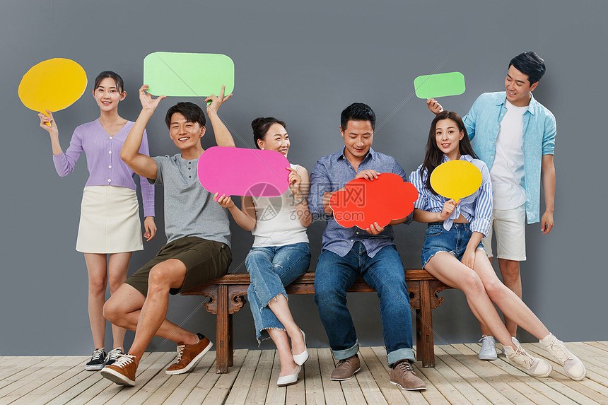 拿着彩色对话框的快乐中青年人高清图片下载-正版图片507678053-摄图网