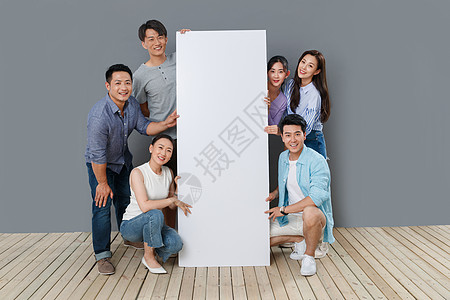 快乐的中青年人扶着白板图片