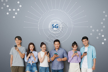 快乐的中青年人拿着手机享受5G生活图片