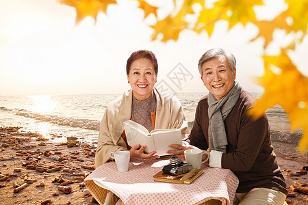老年夫妇在海边度假图片