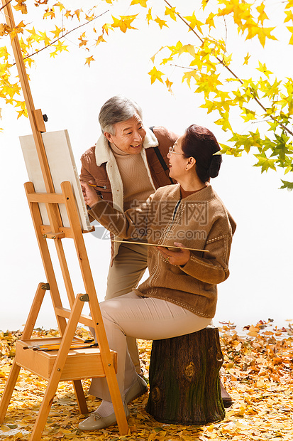 老年夫妇在庭院里画画图片