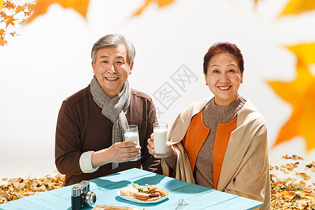 老年夫妇喝牛奶图片