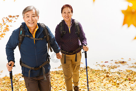 老年夫妇徒步旅行图片