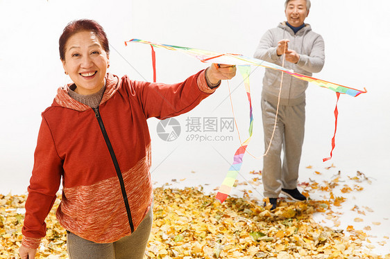 老年夫妇放风筝图片