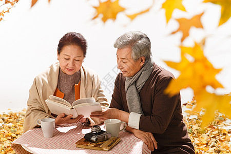 老年夫妇坐着庭院里图片