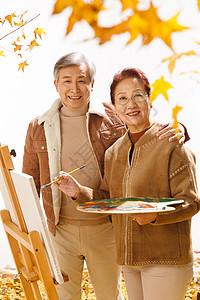 老年夫妇在庭院里画画图片