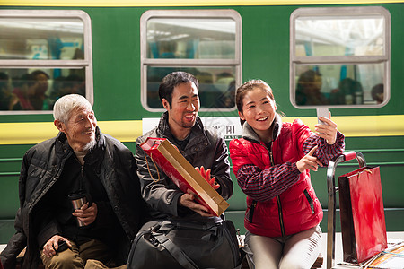 在火车站台上等待的旅客图片