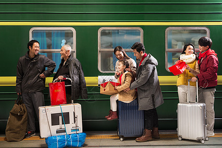 站在火车月台上排队上车的旅客图片