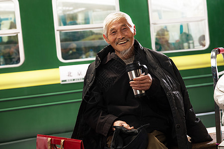 在火车站台上等待的老人图片