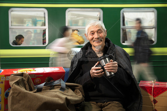 在火车站台上等待的老人图片