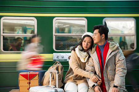 车站情侣在火车站台上的青年情侣背景