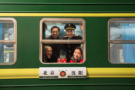 火车乘务员和旅客图片