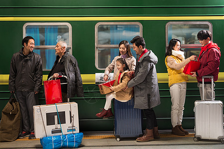 站在火车月台上排队上车的旅客图片