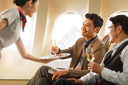商务男士乘坐飞机喝酒图片