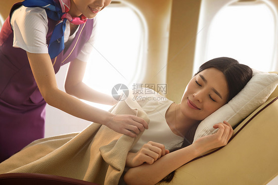 青年女人在飞机上睡觉图片