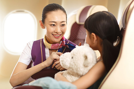 中国飞机乘务员关心小女孩背景