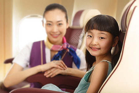 小女孩和空乘人员图片
