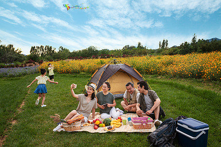 孩子户外帐篷活动快乐的一家人在郊外野餐背景