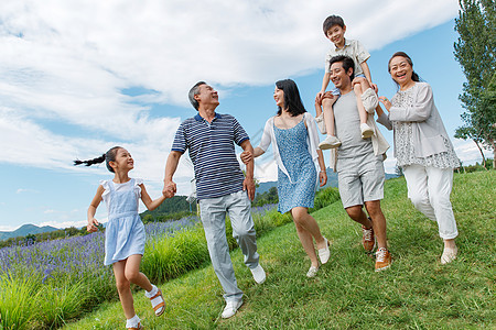 幸福的一家人在郊外图片