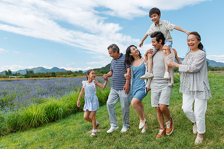 幸福的一家人在郊外图片