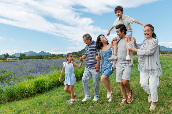 幸福的一家人在郊外图片