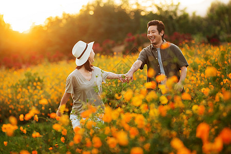 花丛中幸福的青年夫妇图片