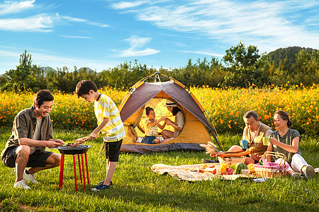 小朋友草地野餐快乐的一家人在郊外野炊背景