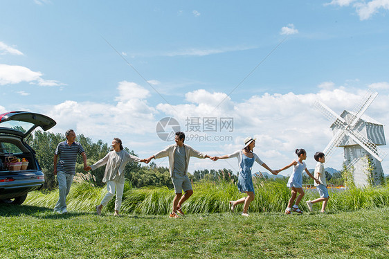 幸福的一家人郊游图片