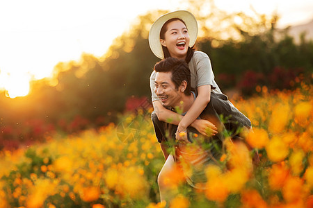 花丛中幸福的青年夫妇图片