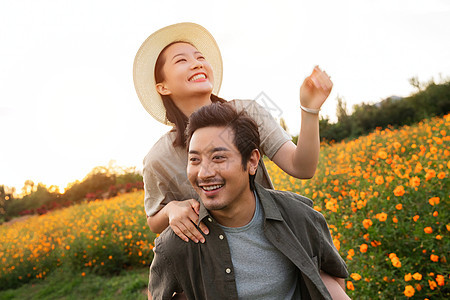 花丛中幸福的青年夫妇图片