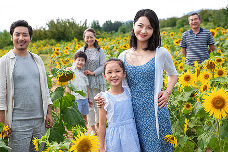 站在花海里的幸福一家人图片