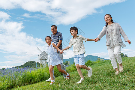 孩子们手牵手幸福老人和孩子们在郊外散步背景