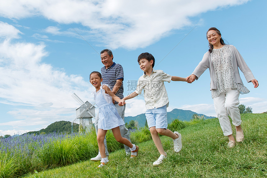 幸福老人和孩子们在郊外散步图片