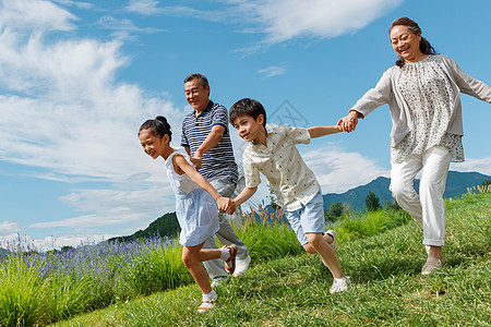 孩子们手牵手幸福老人和孩子们在郊外散步背景