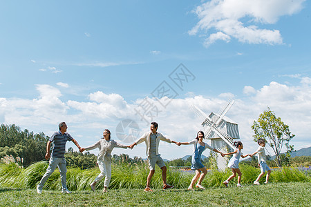 幸福的一家人在郊外图片