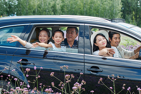 自驾游的幸福一家人图片